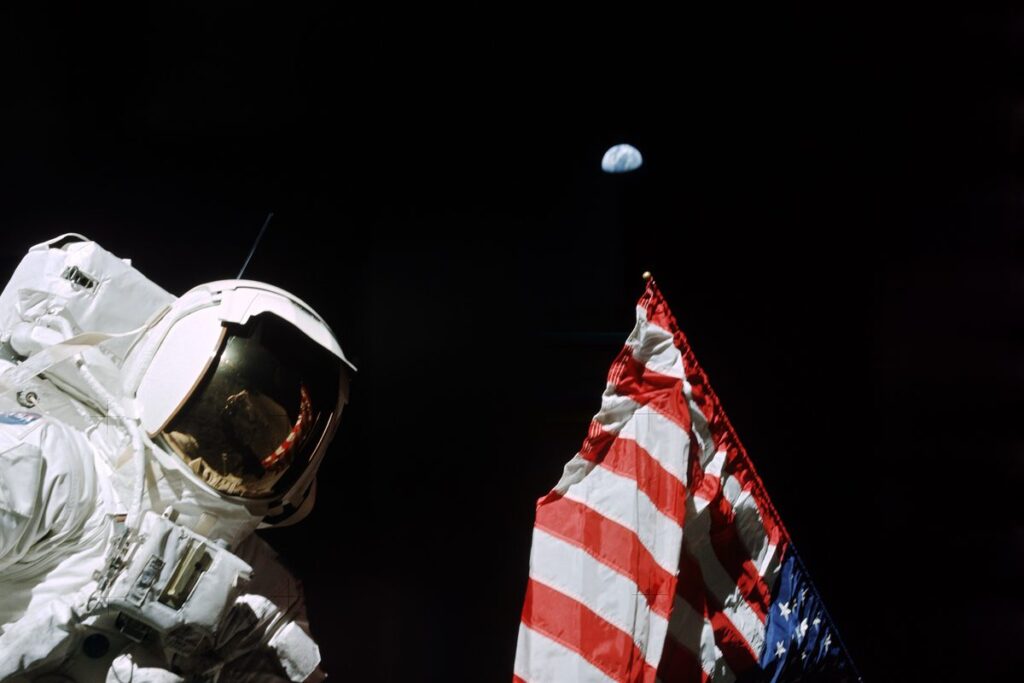 L’astronaute Harrison Schmitt près du drapeau américain sur la Lune, mission Apollo 17, 1972
