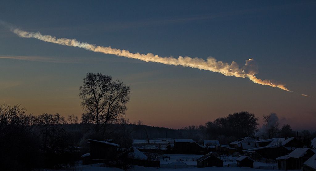Traînée de fumée laissée dans le ciel par le superbolide de Tcheliabinsk en 2013