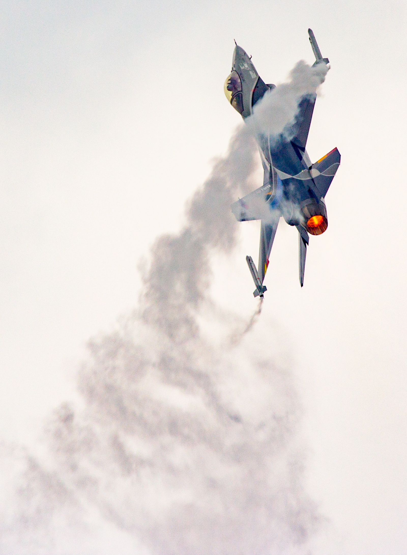 Avion de chasse F-16 de la force aérienne belge au décollage