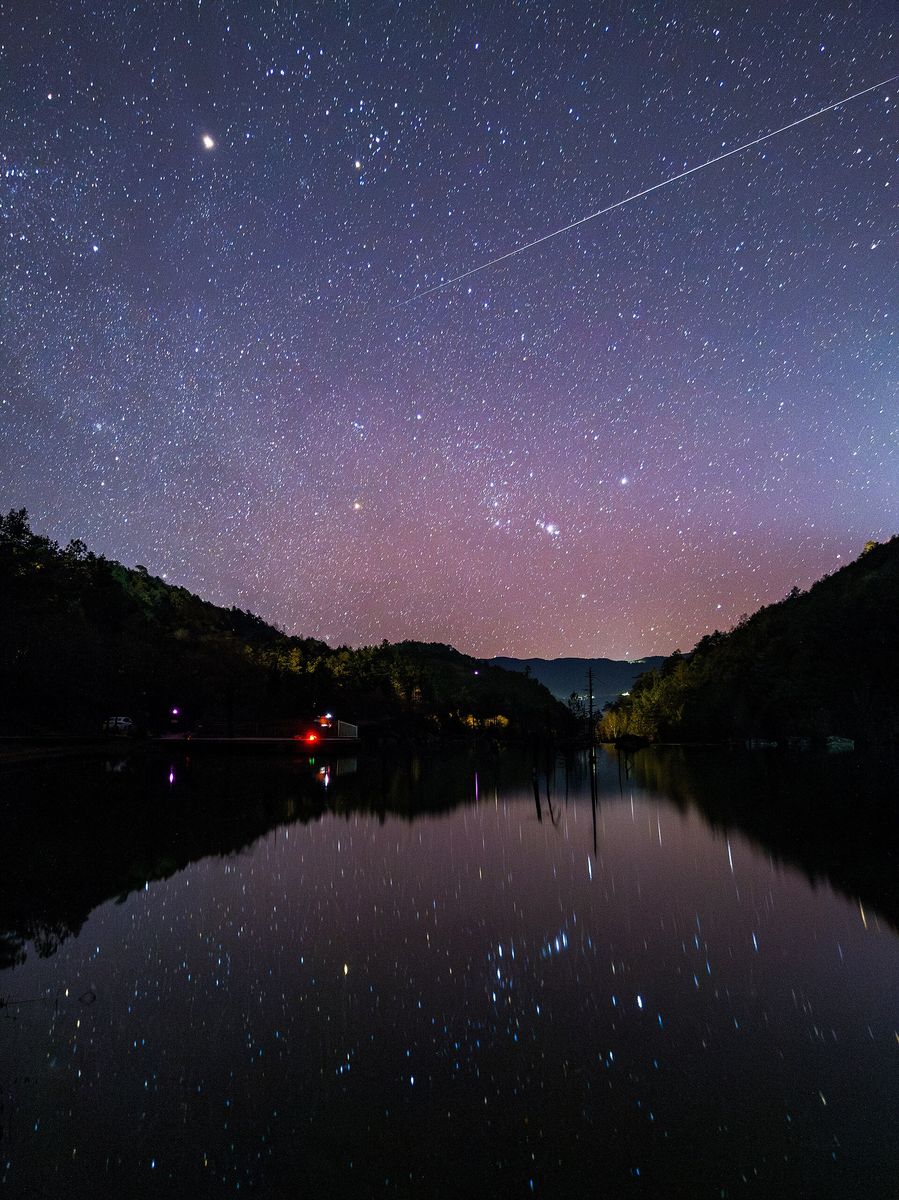 Bolide des Géminides illuminant une vallée de montagne au Yunnan en 2022