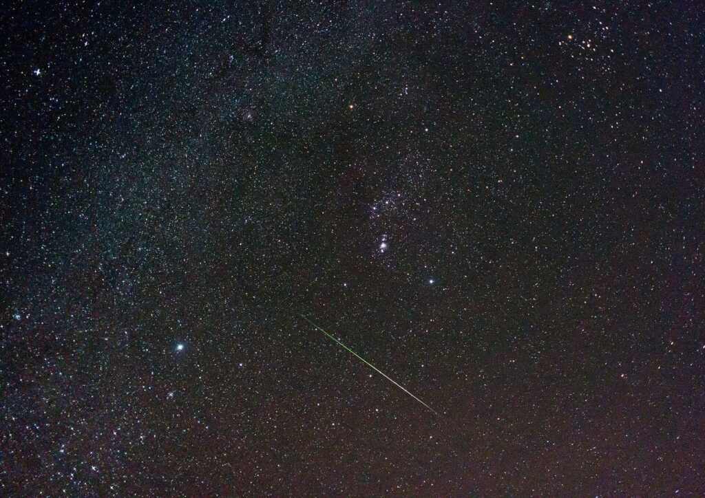 Une étoile filante des Léonides traversant un ciel étoilé