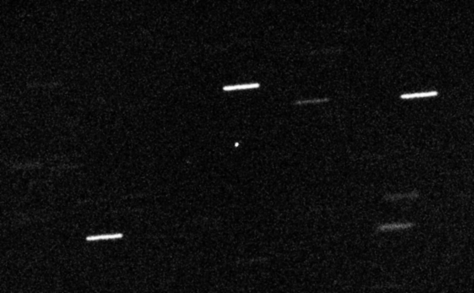 L’objet interstellaire ʻOumuamua, point lumineux au centre d’un champ d’étoiles étirées