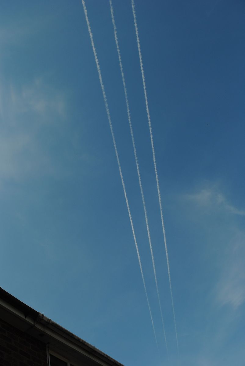 Traînées de condensation de trois avions en formation au-dessus de Birmingham