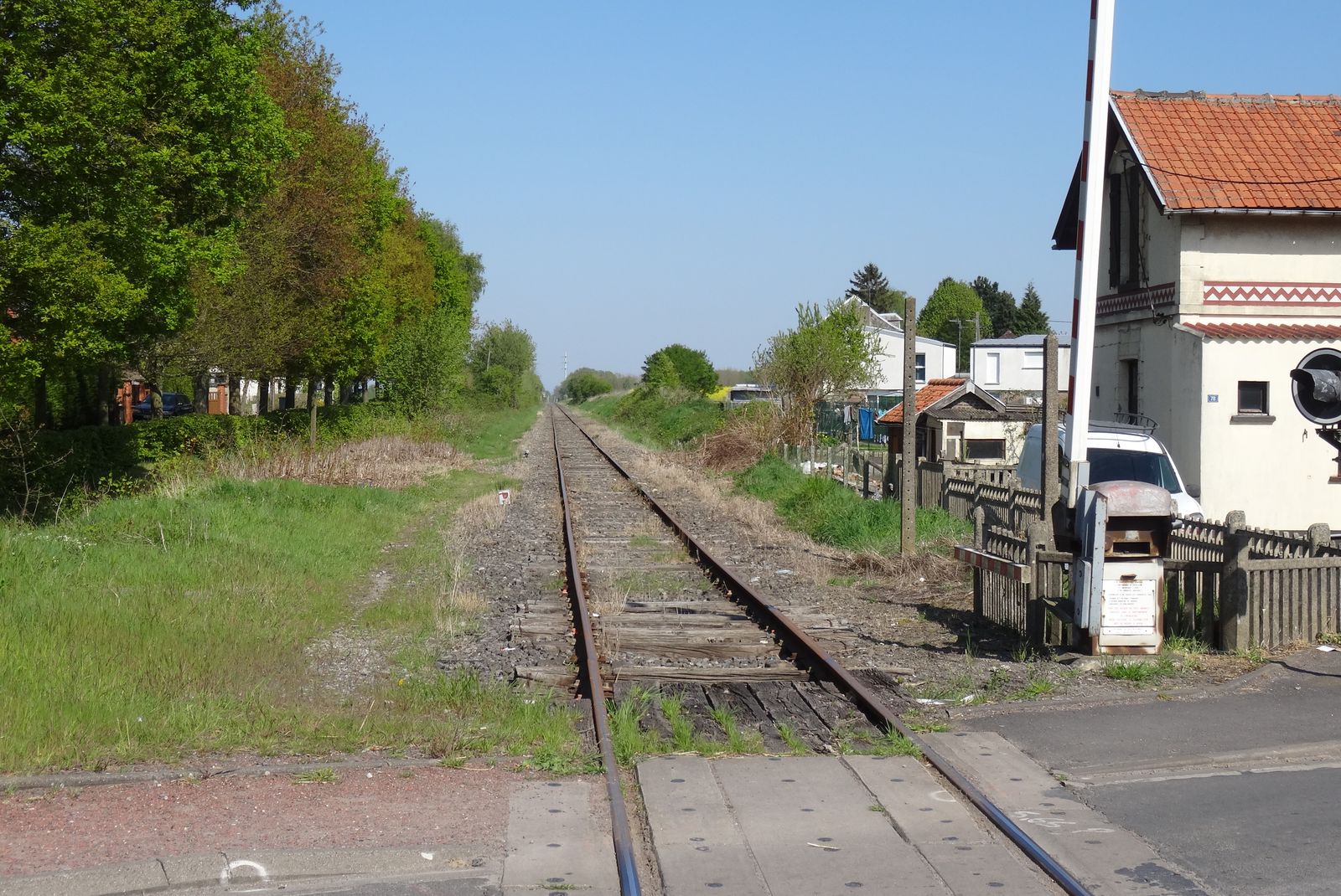 Voie ferrée et passage à niveau à Quarouble (Nord) en 2014