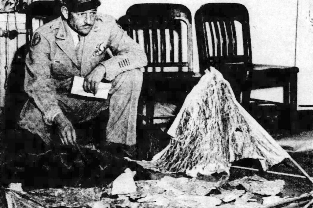 Le général Roger Ramey avec les débris retrouvés près de Roswell, juillet 1947