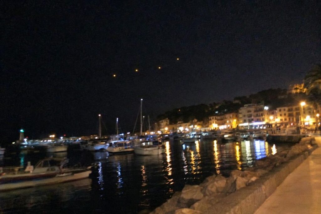 Illustration : lumières ambrées alignées dans le ciel au-dessus d’un port