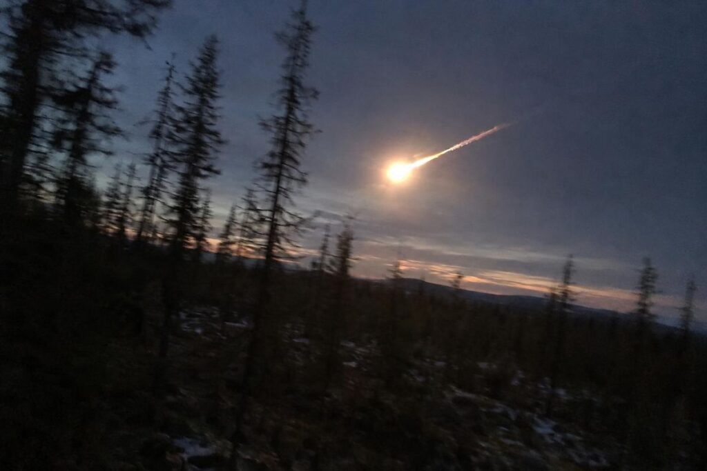 Boule de feu traversant le ciel au-dessus de la taïga sibérienne