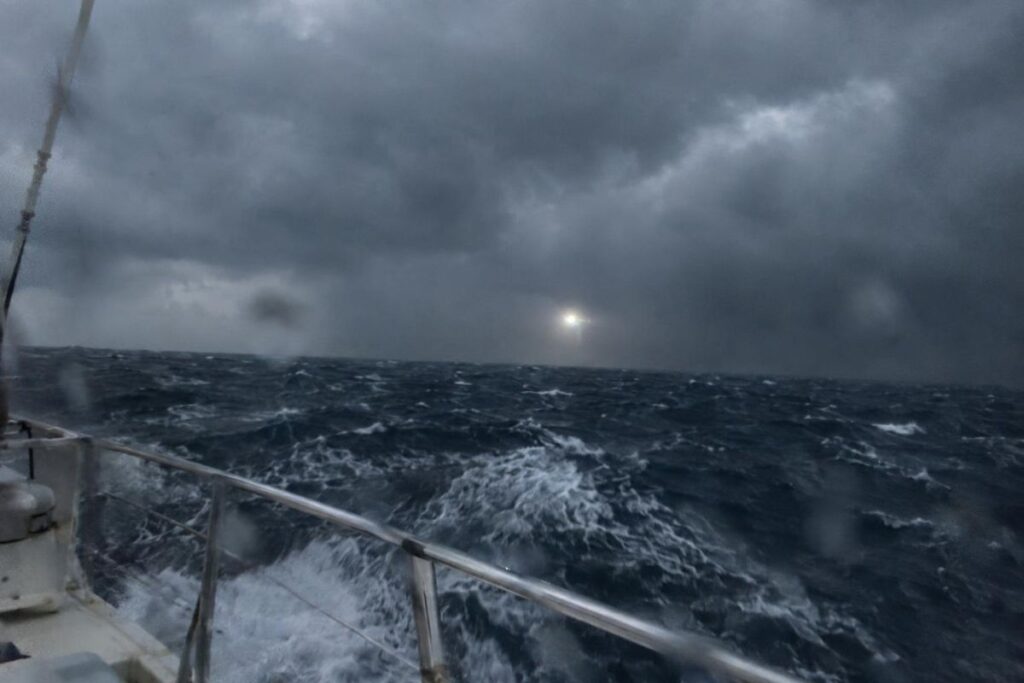 Lumière étrange au-dessus d’une mer démontée au large des Bermudes