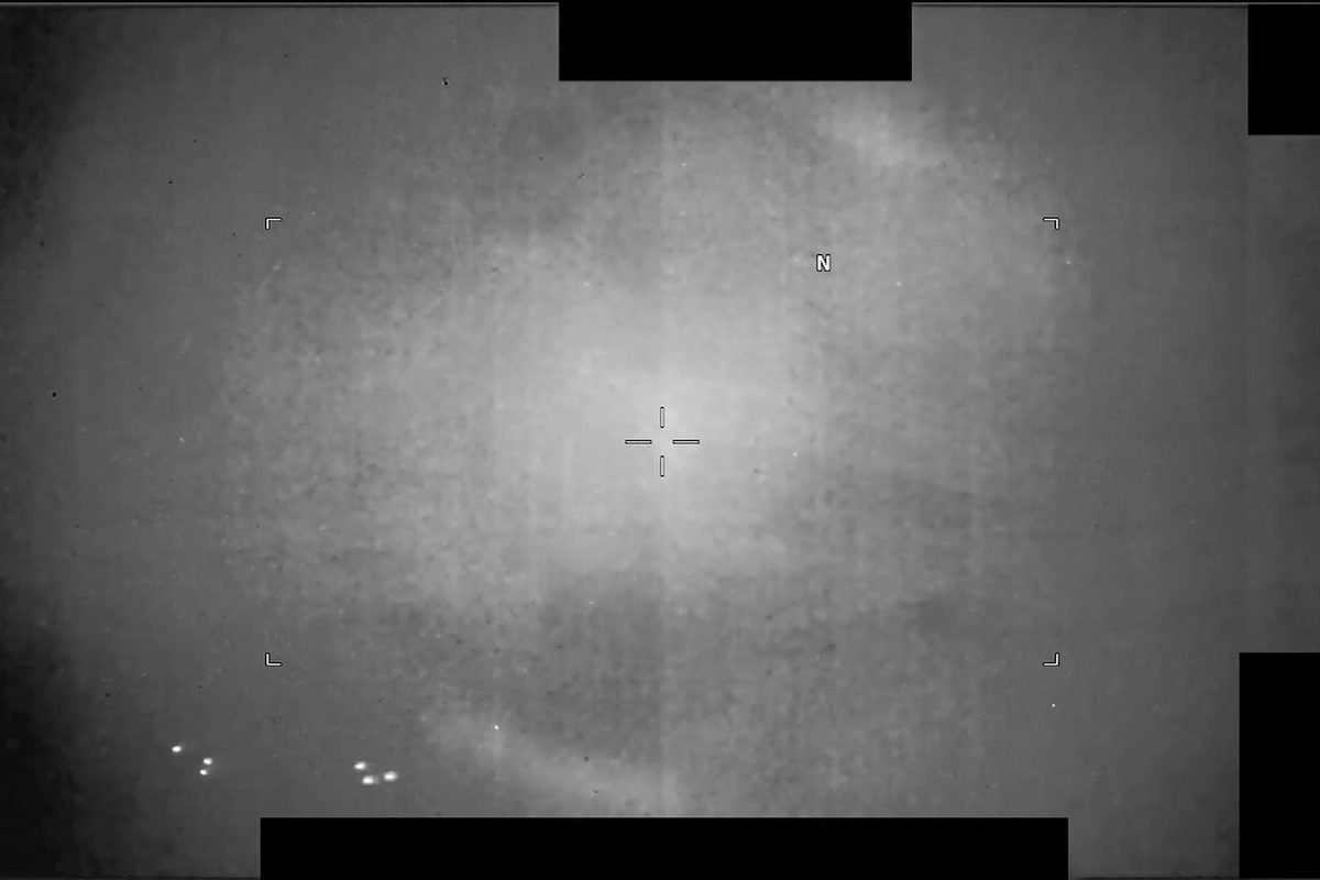 Image infrarouge d’objets non identifiés au Moyen-Orient en 2025, vidéo publiée par le Pentagone