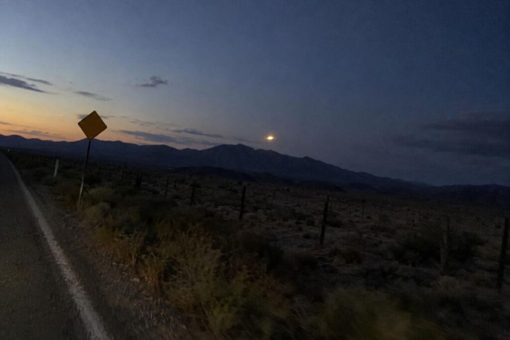Lumière ambrée au-dessus des montagnes du Nevada, près de la Zone 51